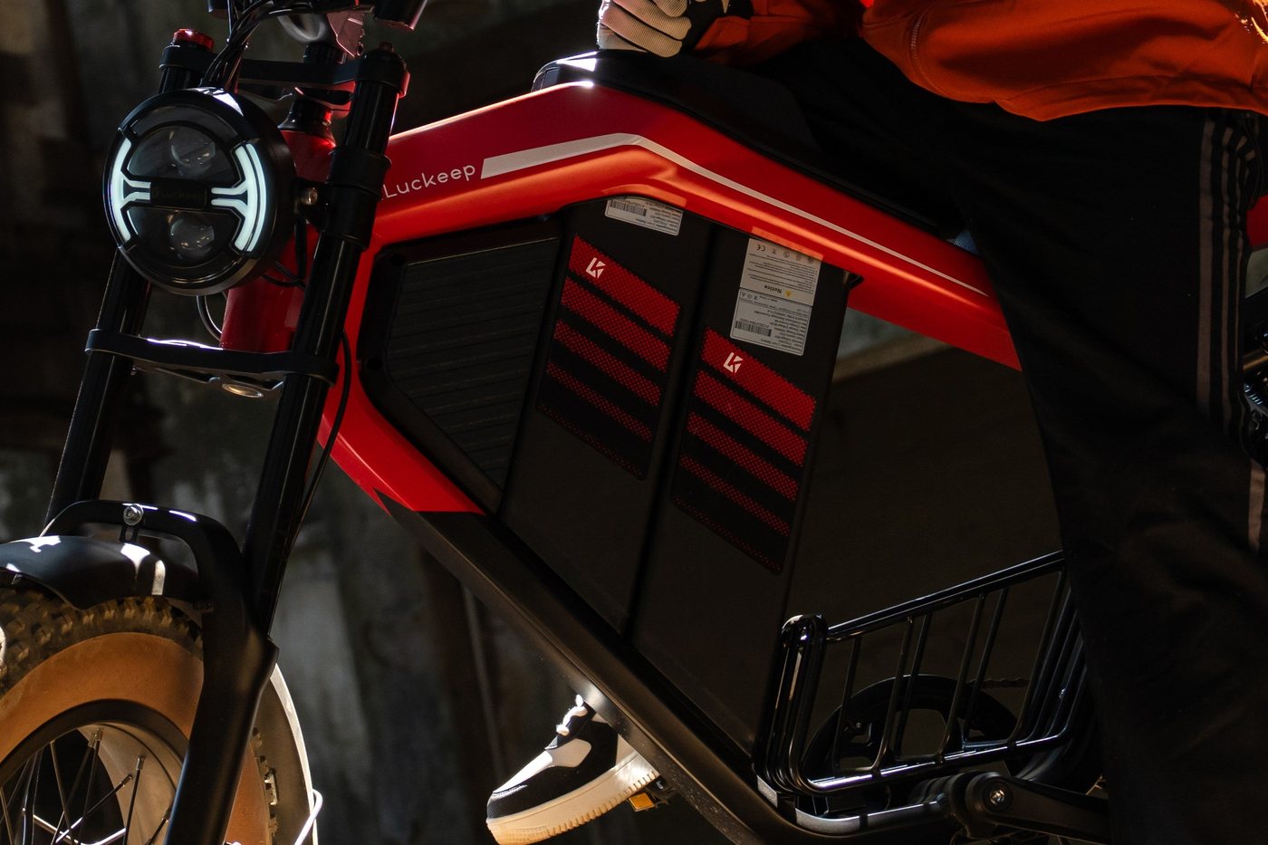 Batterie intégrée dans le cadre d'un vélo électrique rouge