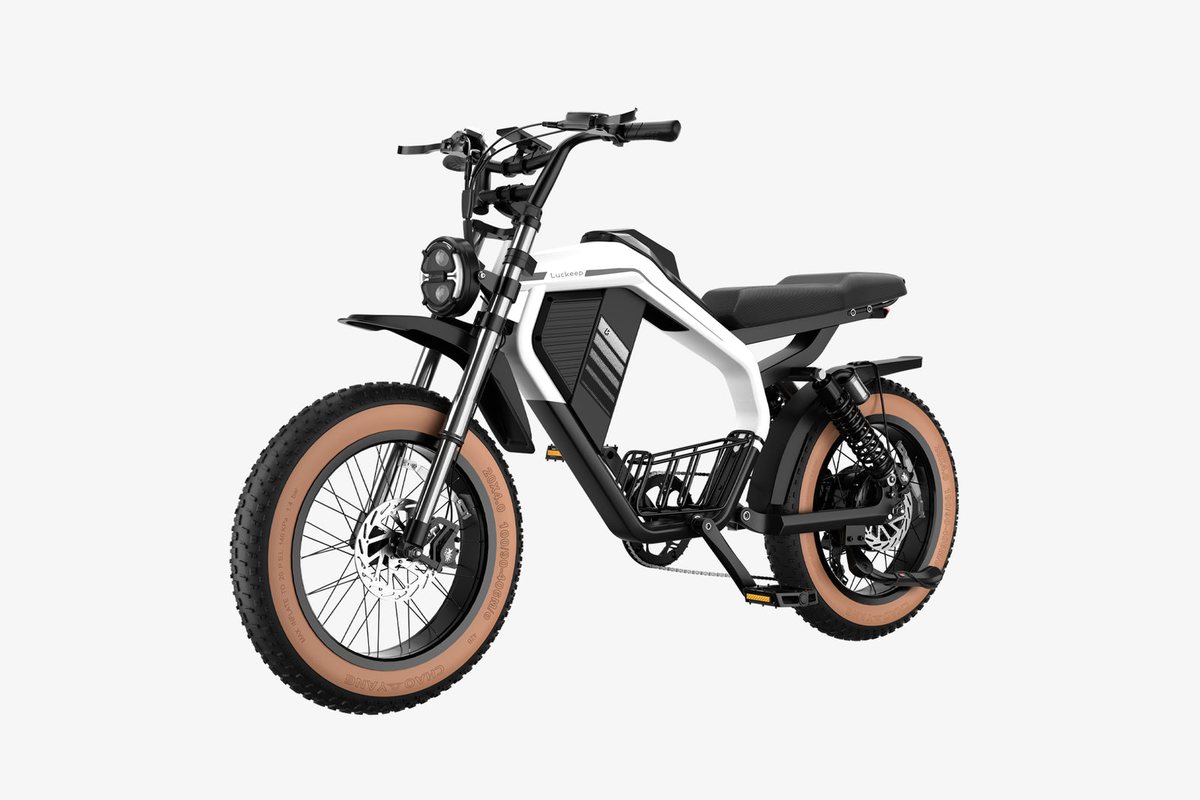 Vélo électrique blanc de trois quarts